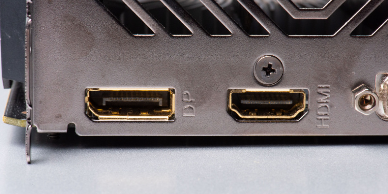 DisplayPort-port (venstre) og HDMI-port (høyre) på baksiden av en PC